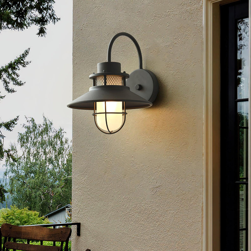Utomhusvägglampa med galler i industristil
