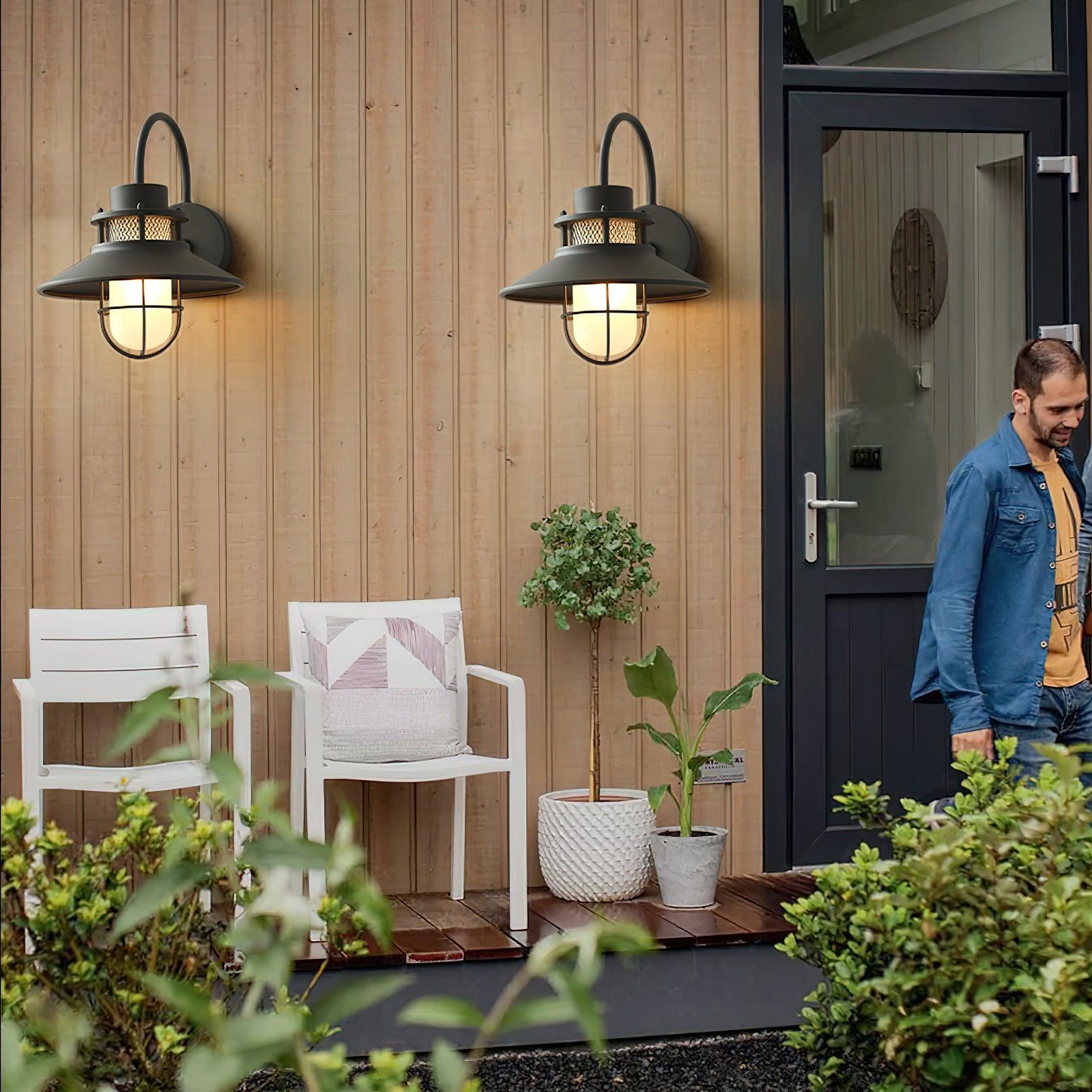 Utomhusvägglampa med galler i industristil