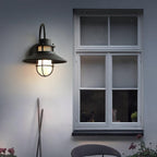 Utomhusvägglampa med galler i industristil