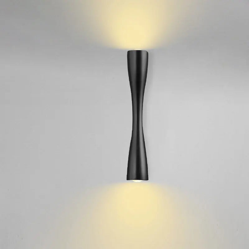 Vägglampa i aluminium med ljus upp och ner