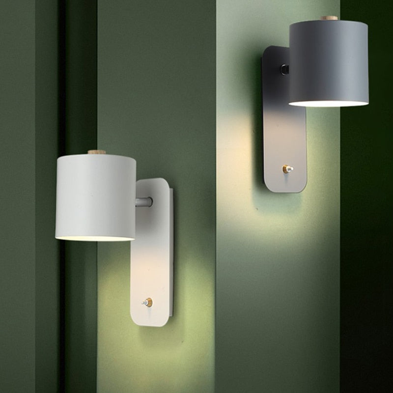 Vägglampa i metall med strömbrytare