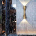 Vägglampa i aluminium med ljus upp och ner