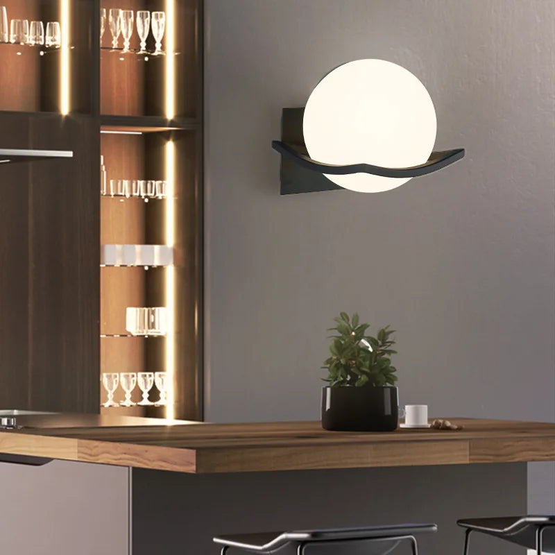 Vägglampa med opalvit glaskupa