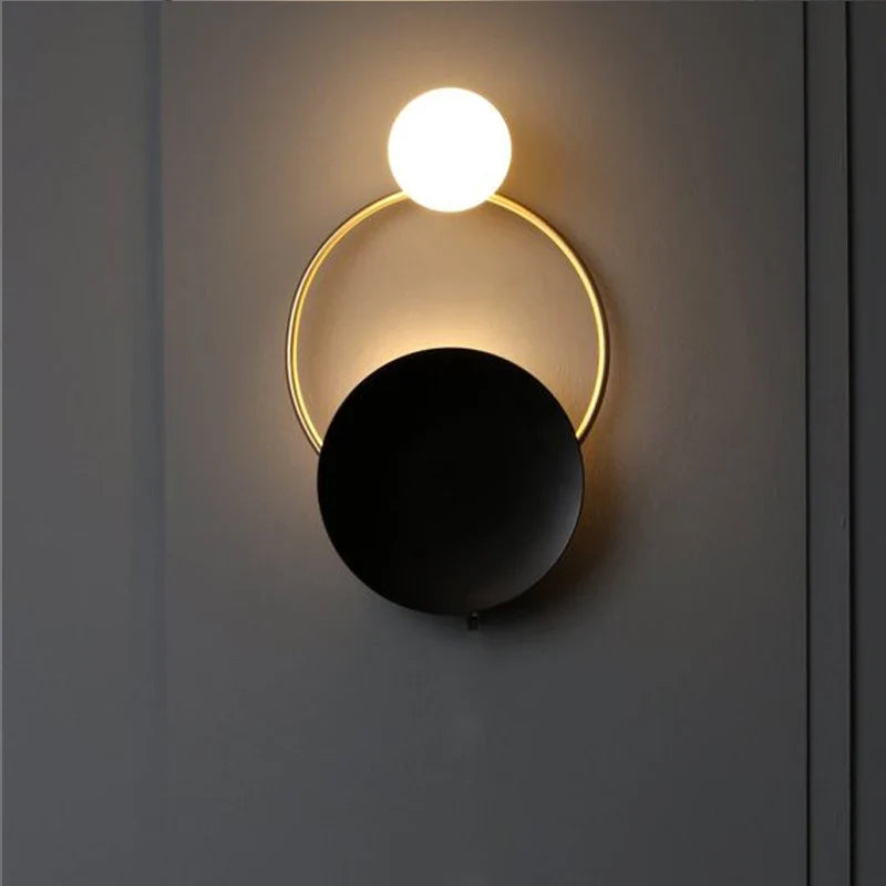 Vägglampa med sfärisk glaskupa