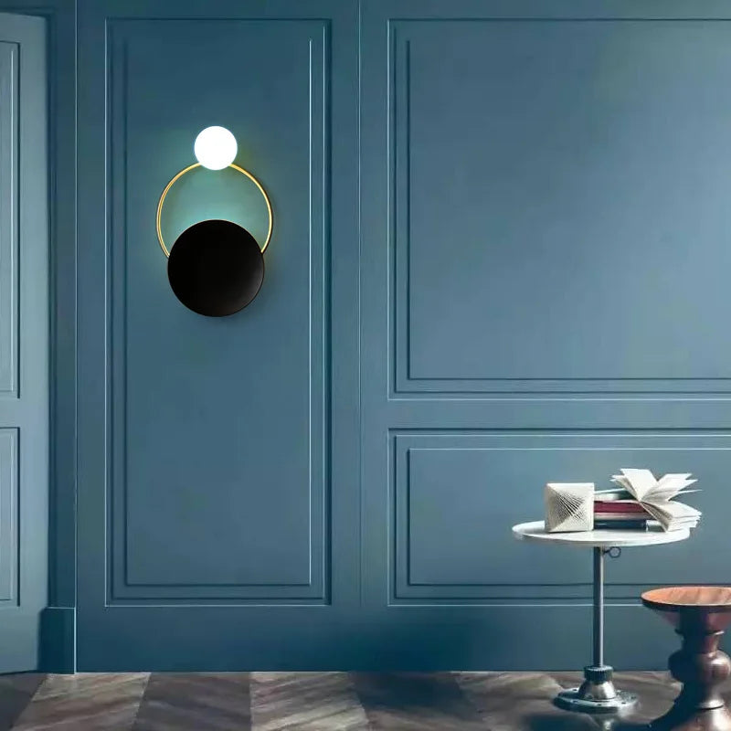 Vägglampa med sfärisk glaskupa