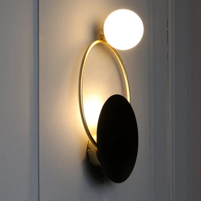 Vägglampa med sfärisk glaskupa