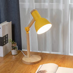 Skrivbordslampa i trä med färgad skärm