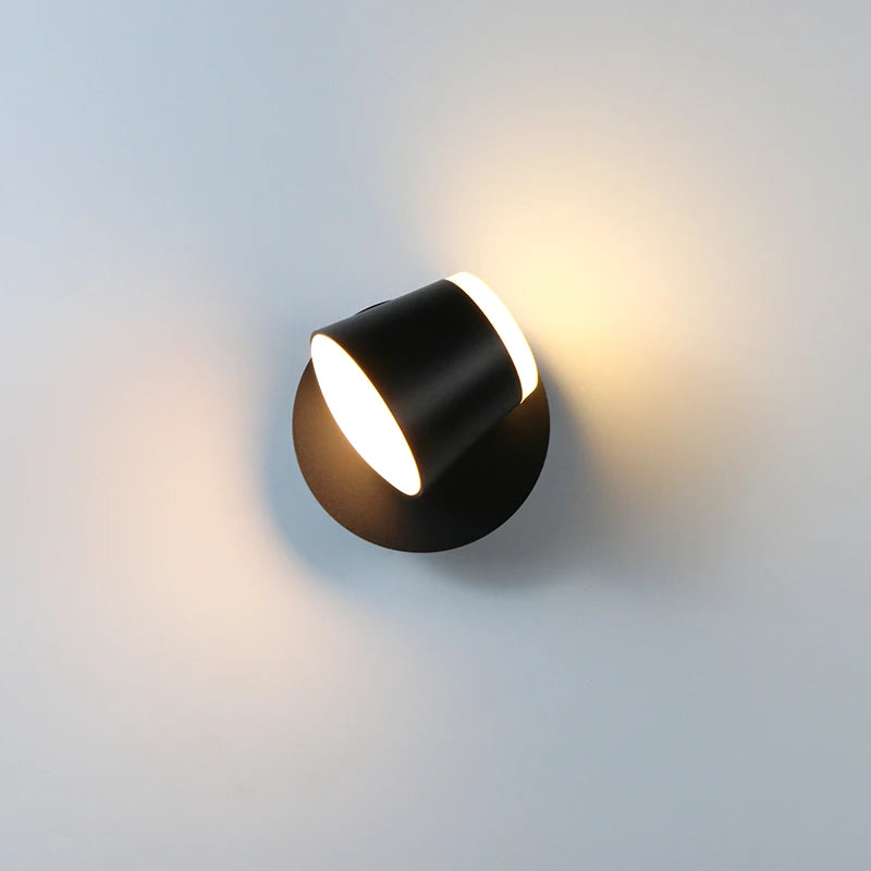 Vridbar vägglampa med riktbart sken
