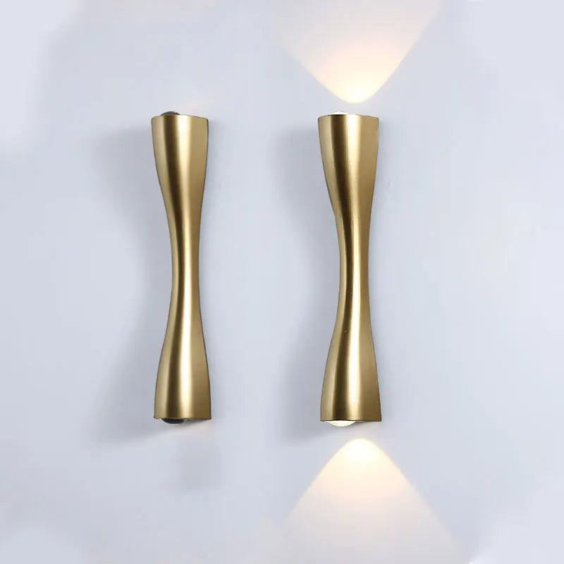 Vägglampa i aluminium med ljus upp och ner