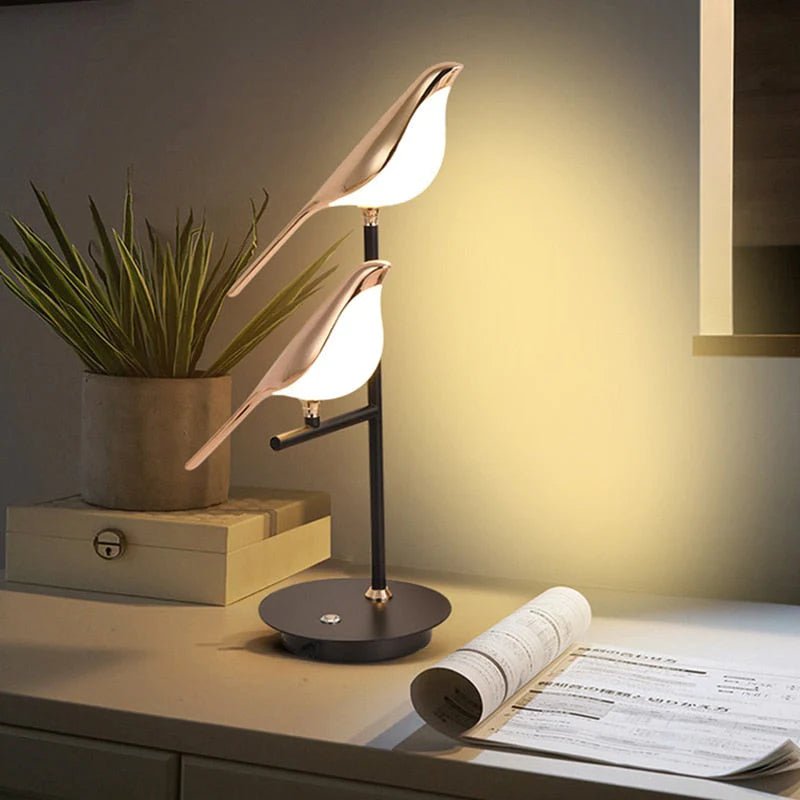 Vägglampa med fågelmotiv i guld