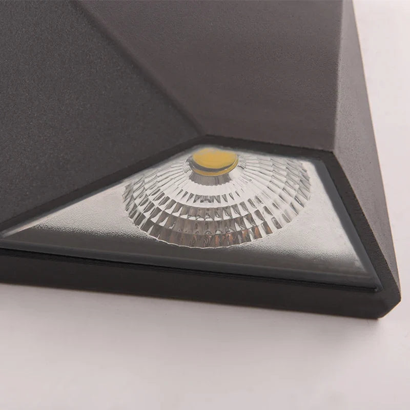 Utomhusvägglampa i svart aluminium