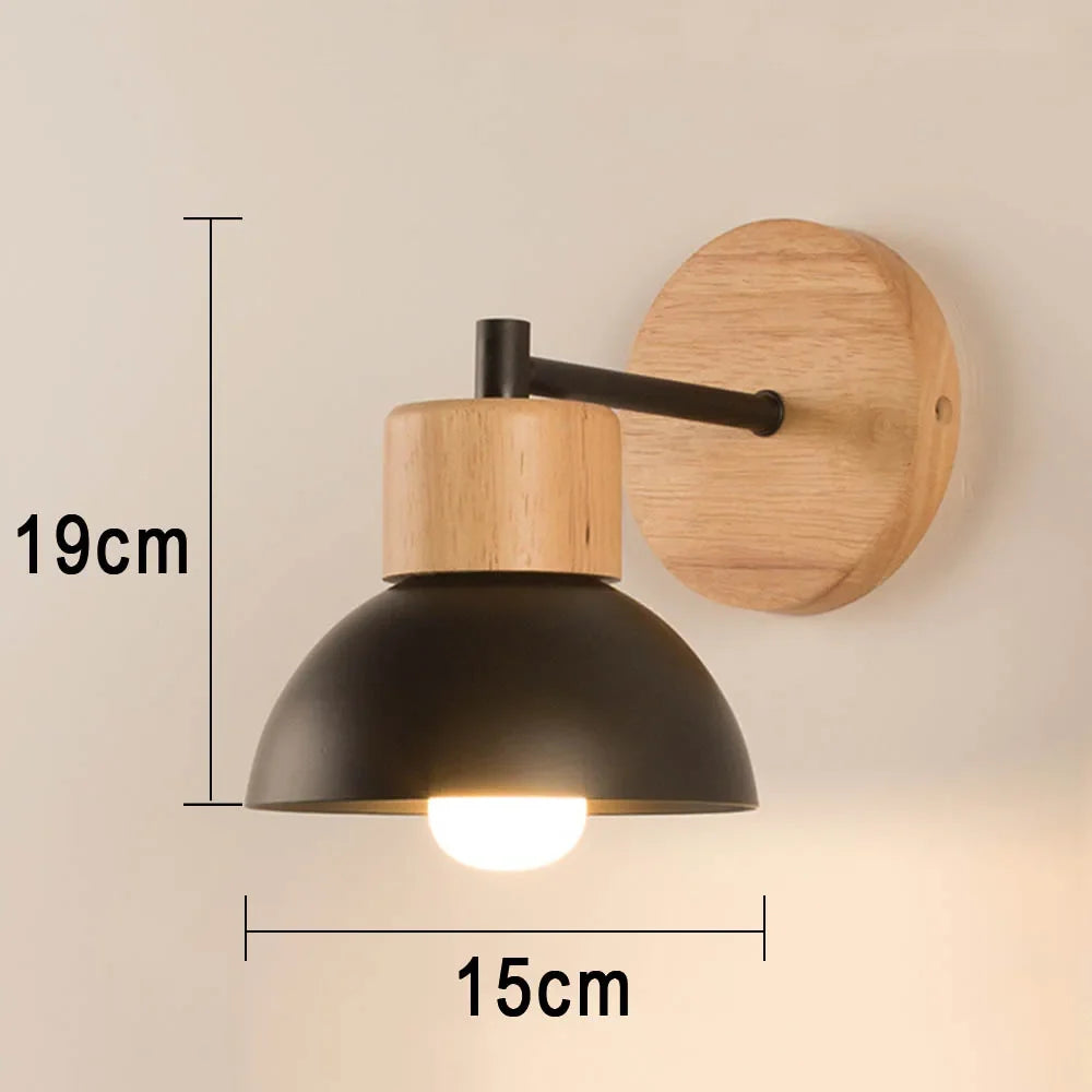 Vägglampa i trä och metall