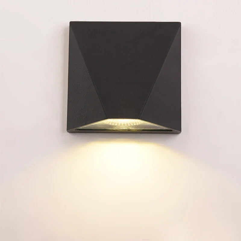 Utomhusvägglampa i svart aluminium