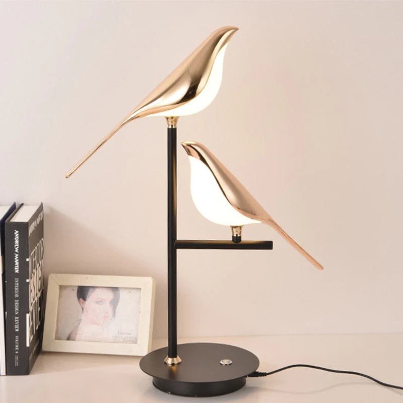 Vägglampa med fågelmotiv i guld