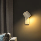 Vägglampa i metall med strömbrytare