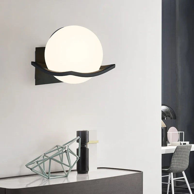 Vägglampa med opalvit glaskupa