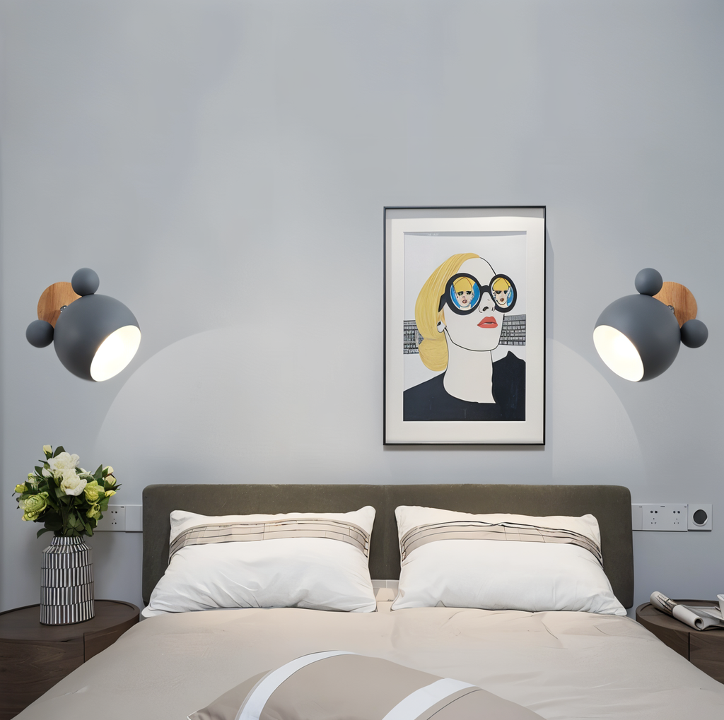 Vägglampa i aluminium med träfot