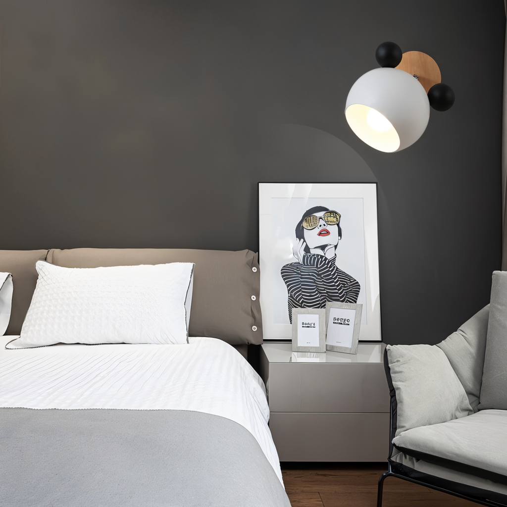 Vägglampa i aluminium med träfot