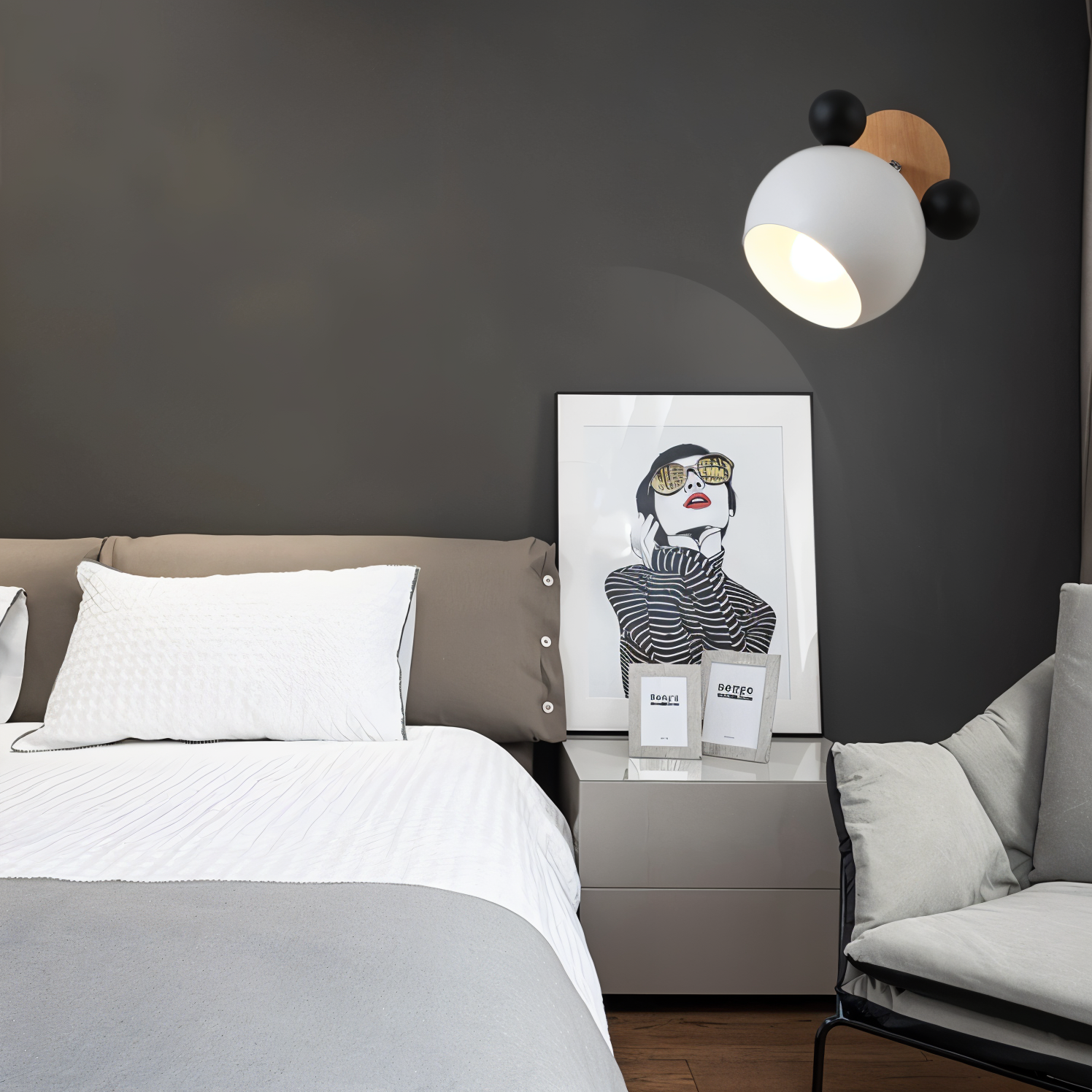 Vägglampa i aluminium med träfot