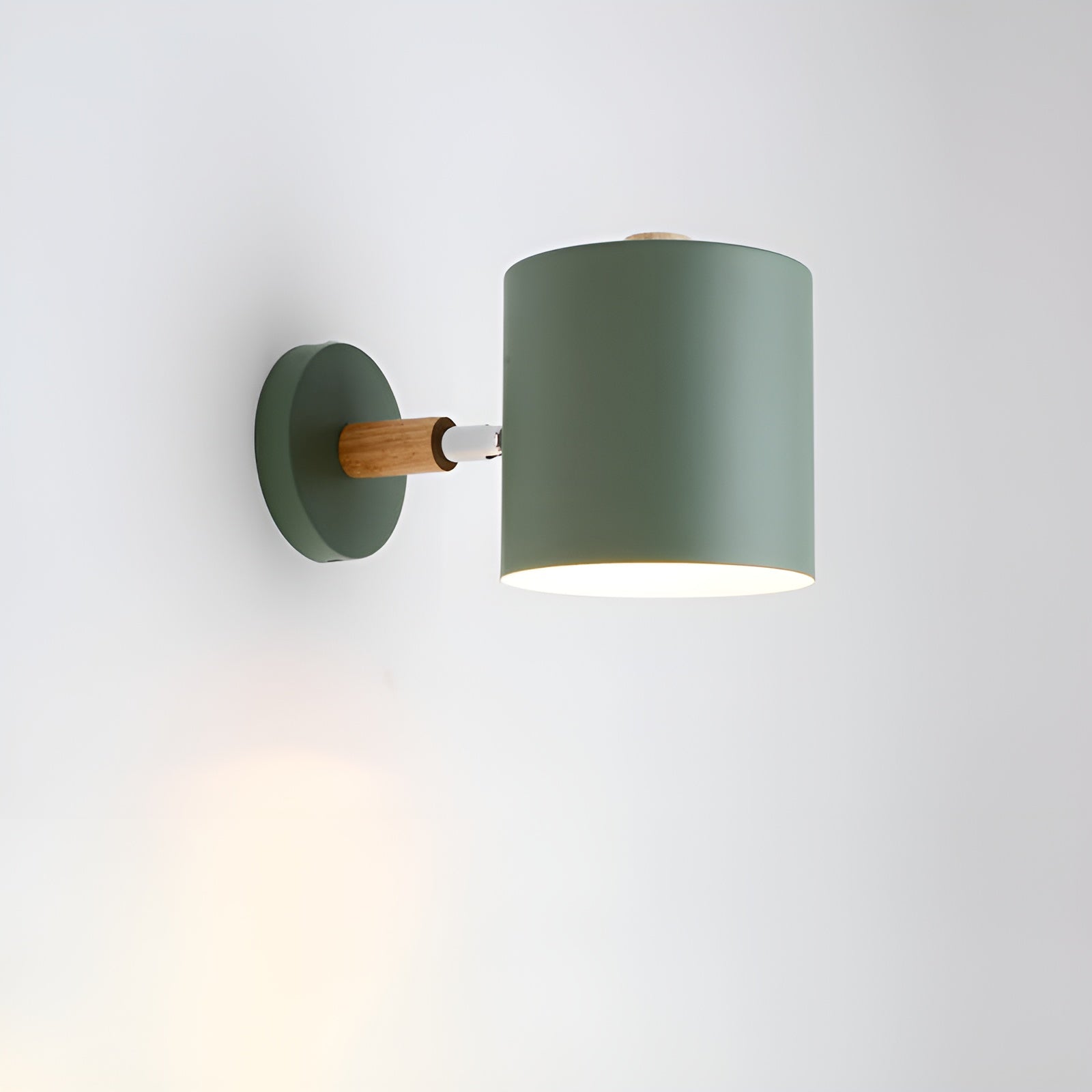 Vägglampa i trä med vridbar skärm