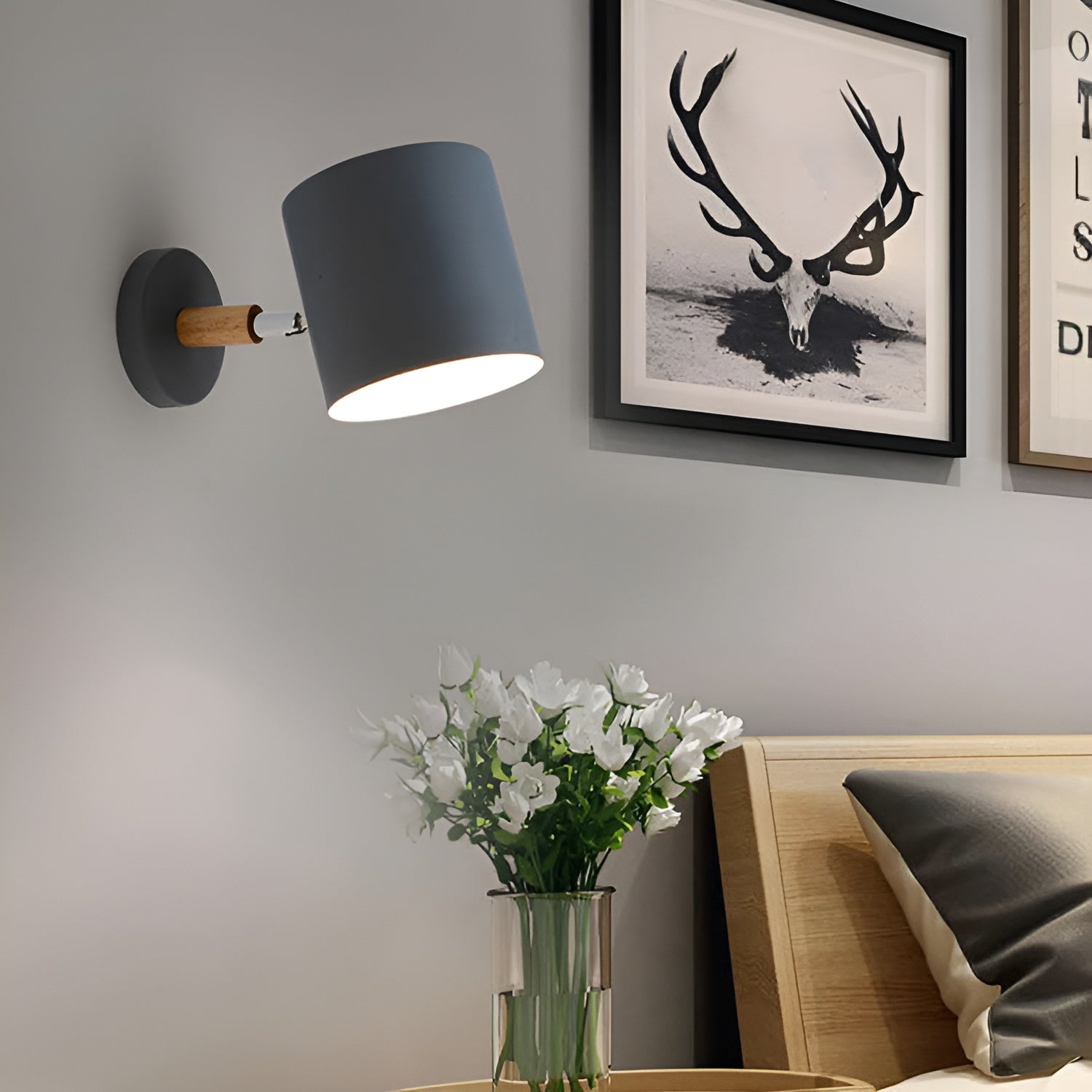Vägglampa i trä med vridbar skärm