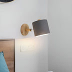 Vägglampa i trä med vridbar skärm