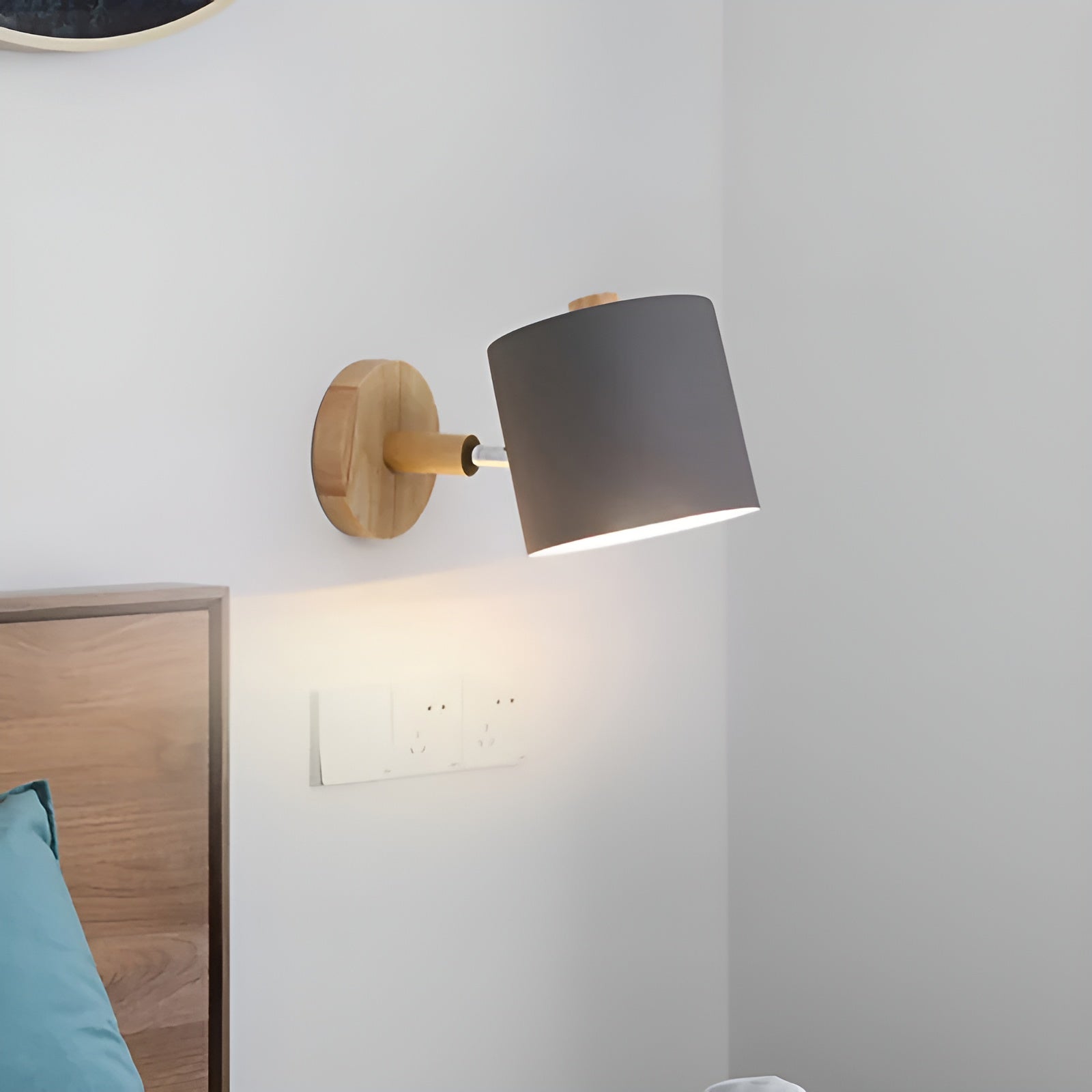 Vägglampa i trä med vridbar skärm