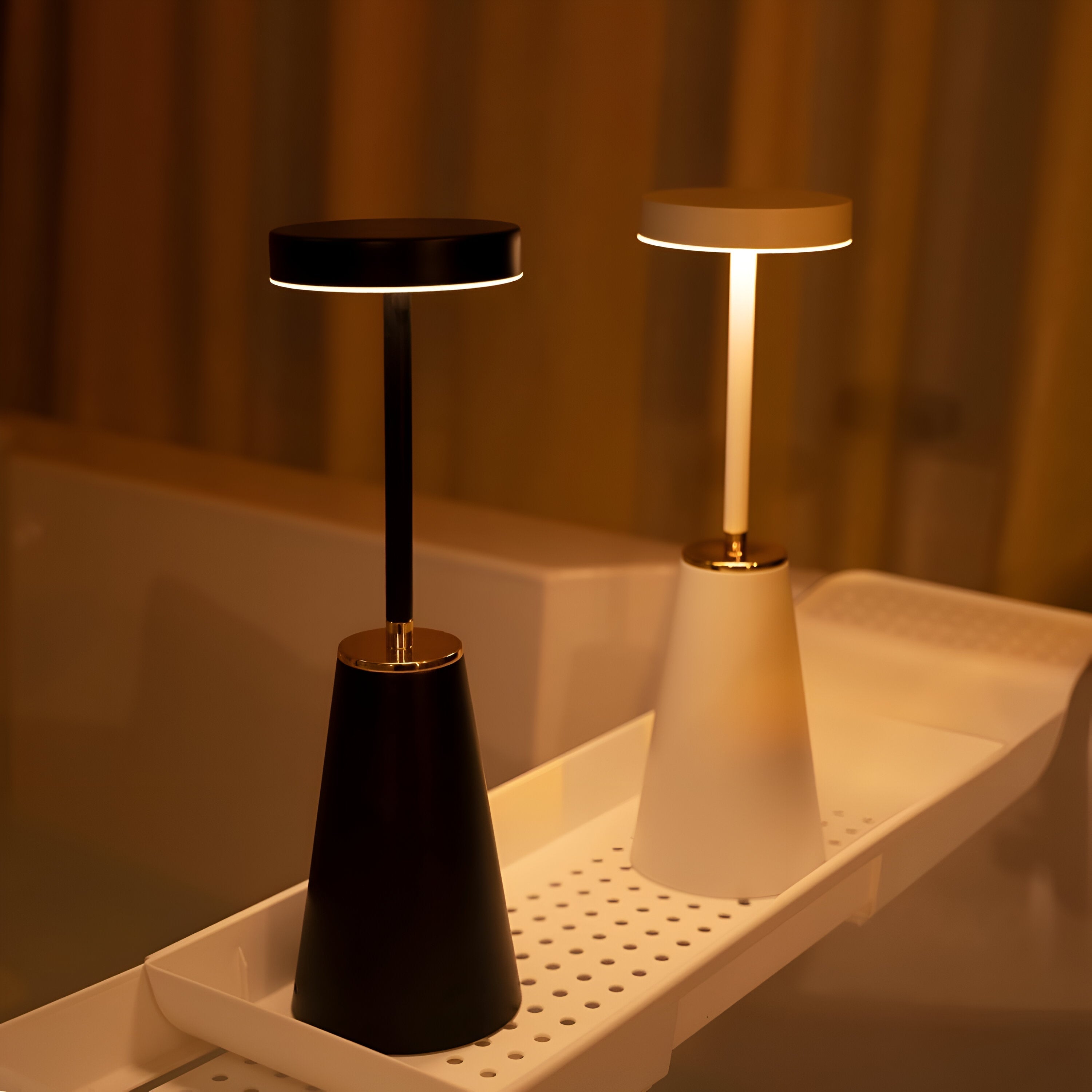 Sladdlös bordslampa med guldkant