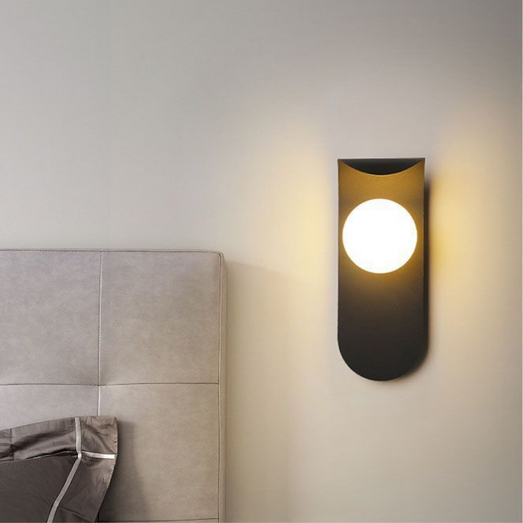 Vägglampa med böjd panel och klot