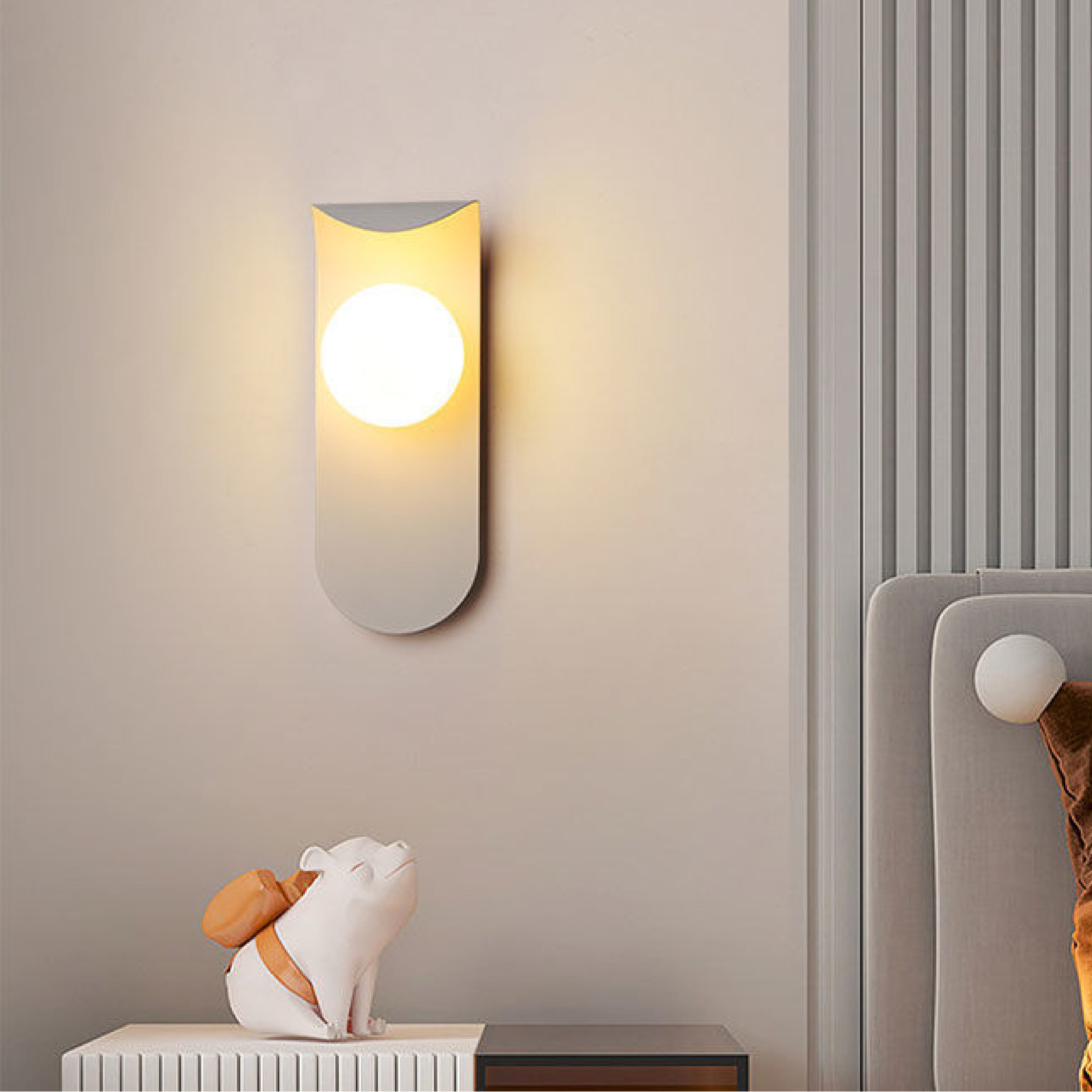 Vägglampa med böjd panel och klot