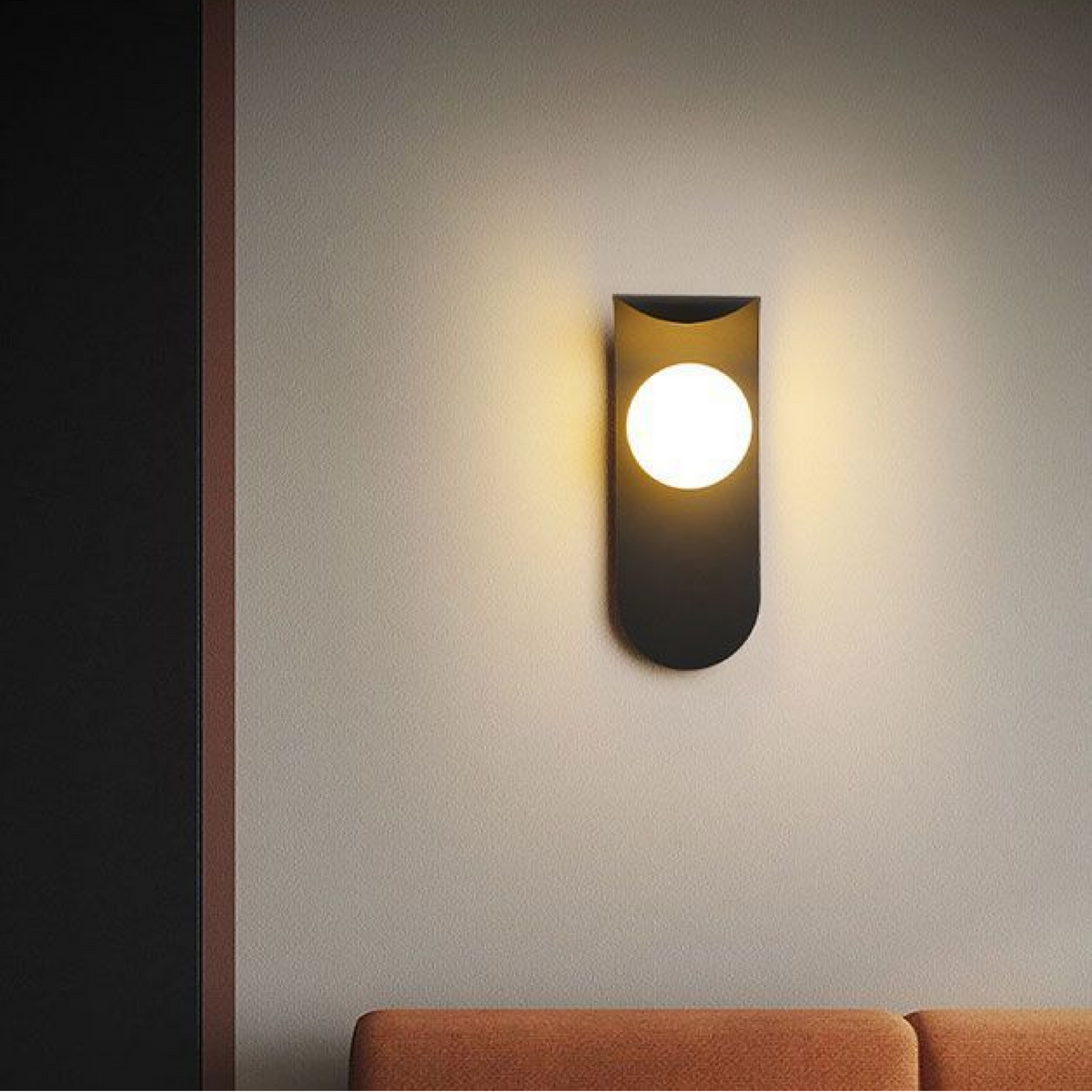 Vägglampa med böjd panel och klot
