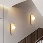 Vägglampa med böjd panel och klot