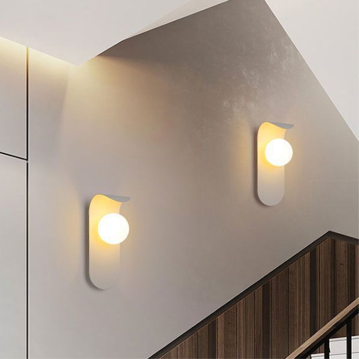 Vägglampa med böjd panel och klot