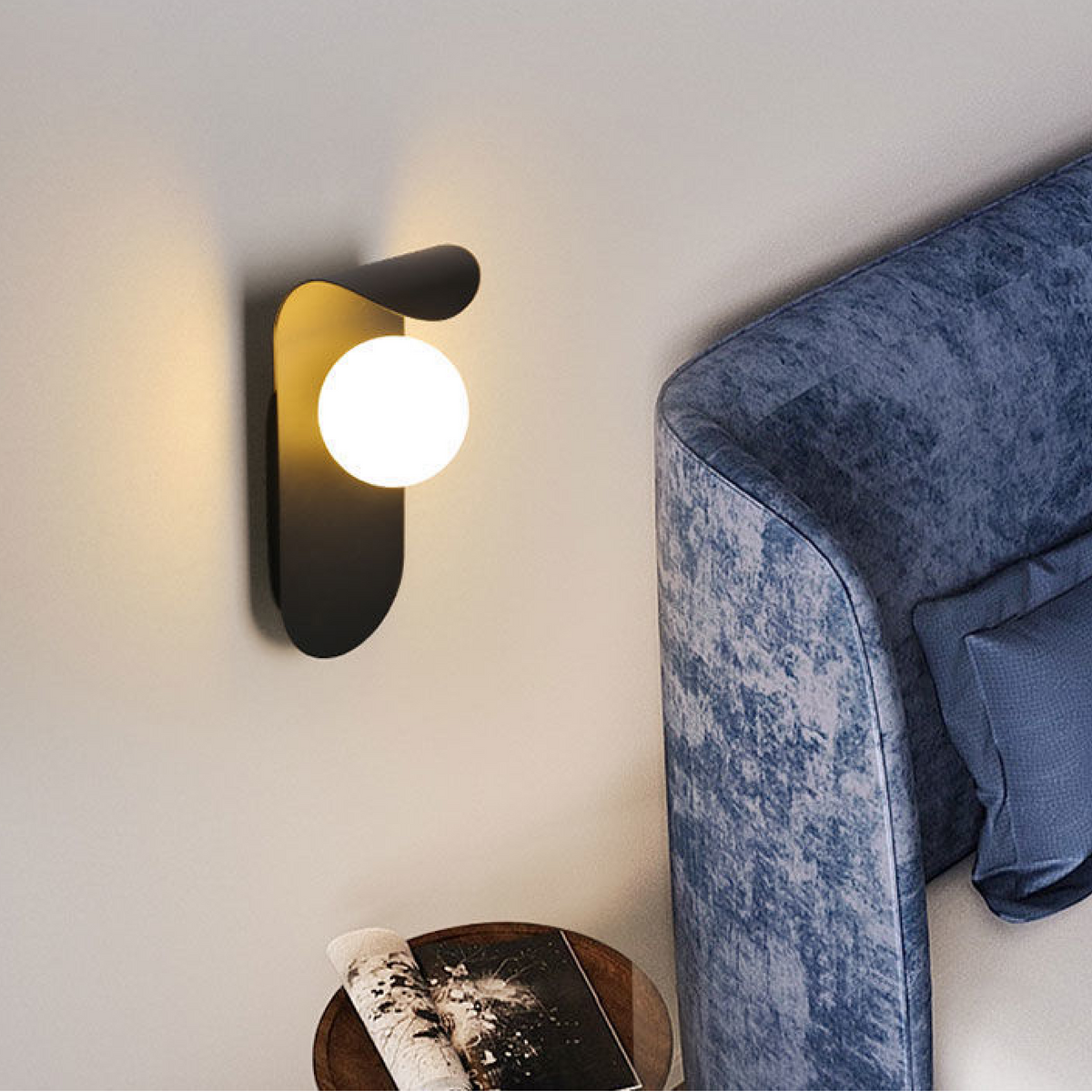 Vägglampa med böjd panel och klot