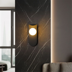 Vägglampa med böjd panel och klot