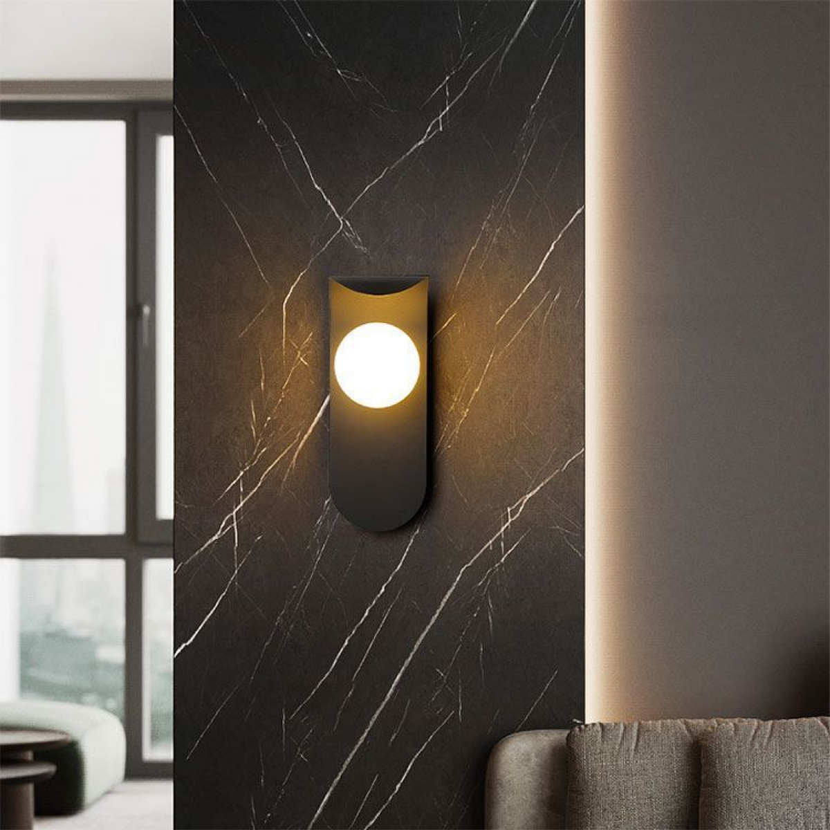 Vägglampa med böjd panel och klot