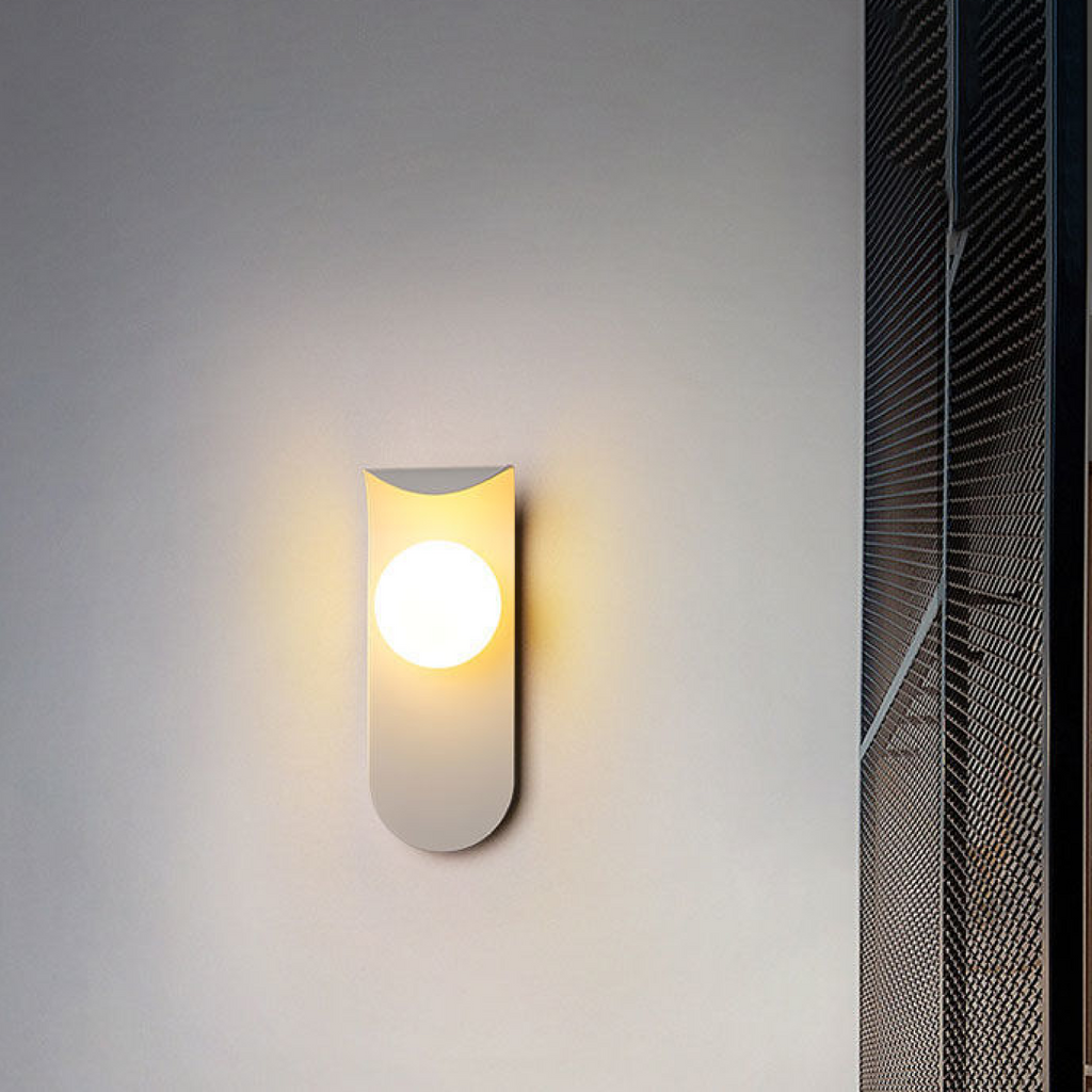 Vägglampa med böjd panel och klot