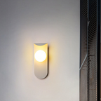 Vägglampa med böjd panel och klot
