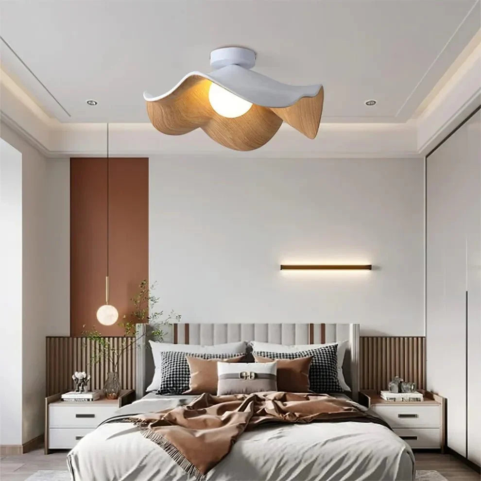 Plafond i lotusform med träfinish
