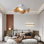 Plafond i lotusform med träfinish