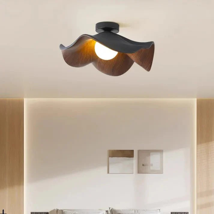 Plafond i lotusform med träfinish
