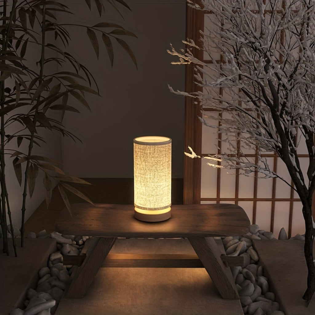 Bordslampa i trä med linneskärm