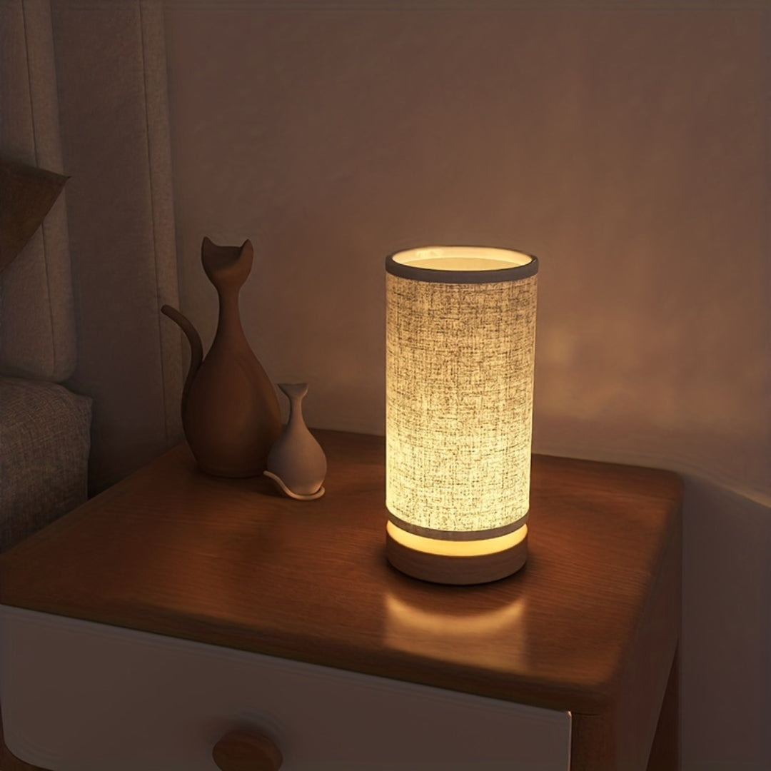 Bordslampa i trä med linneskärm