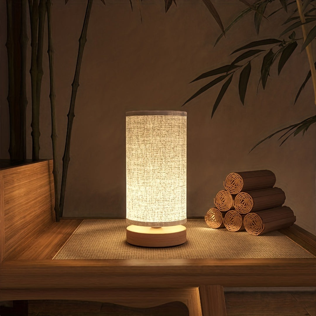 Bordslampa i trä med linneskärm