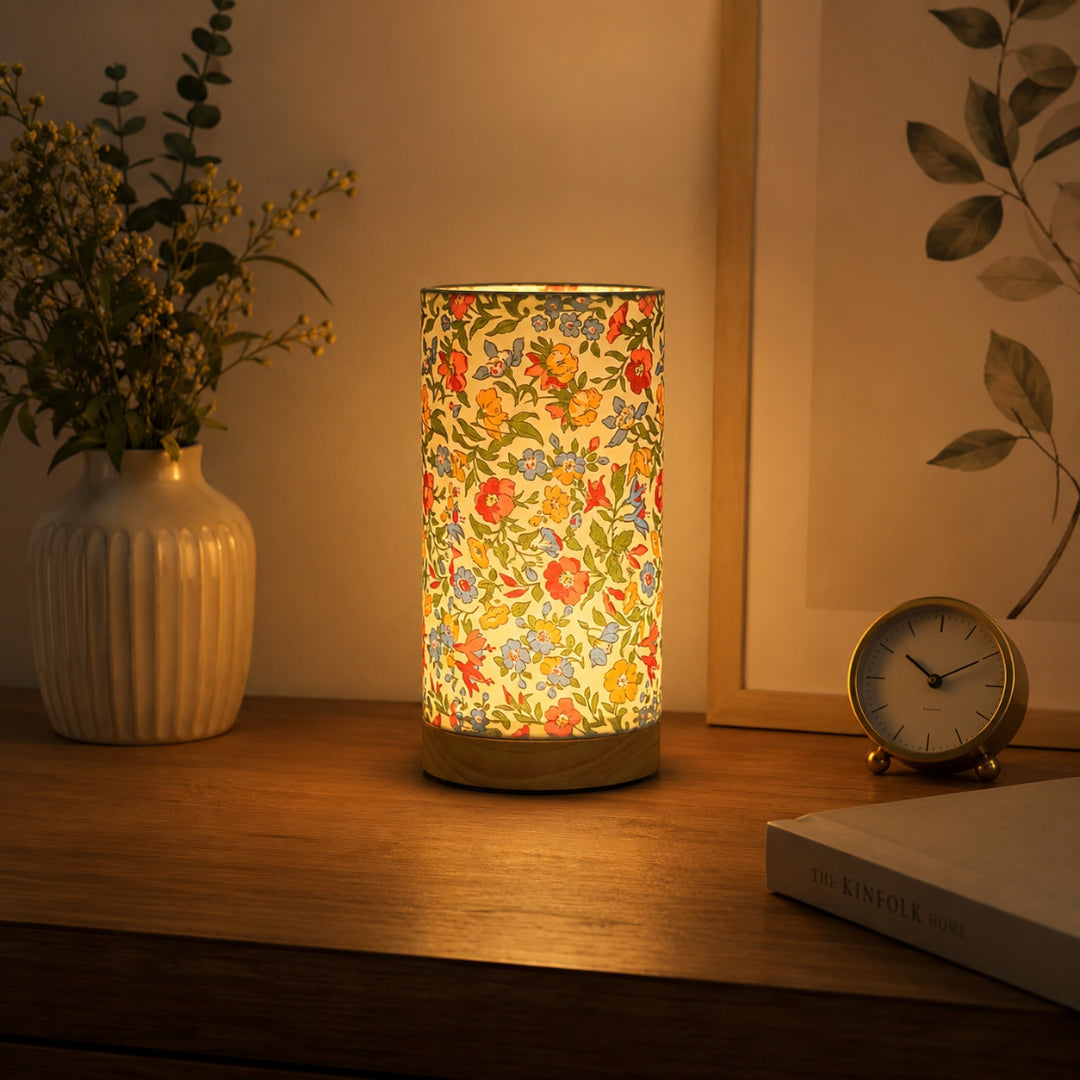 Bordslampa i trä med linneskärm