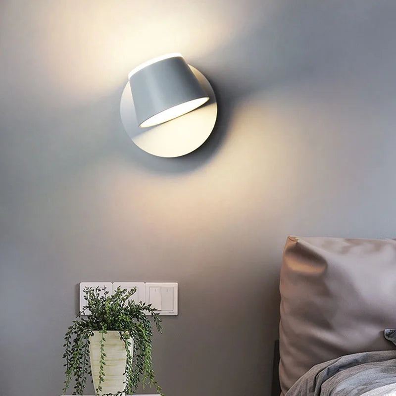 Vridbar vägglampa med riktbart sken