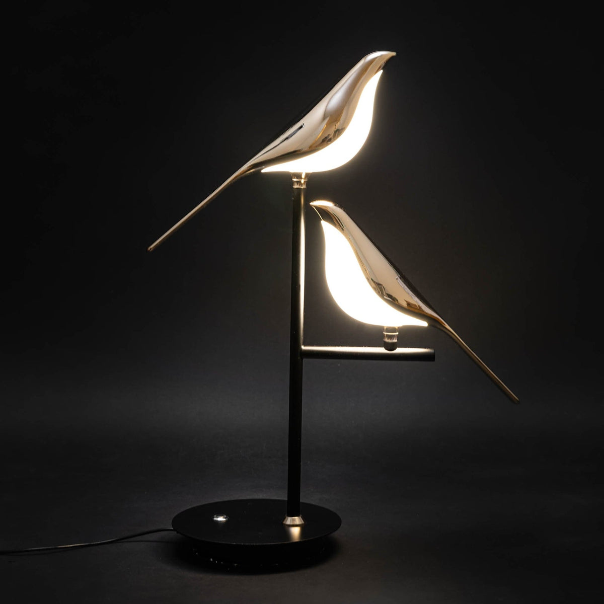 Vägglampa med fågelmotiv i guld