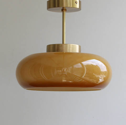Plafond i mässing med bärnstensfärgat glas