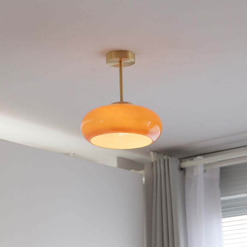 Plafond i mässing med bärnstensfärgat glas