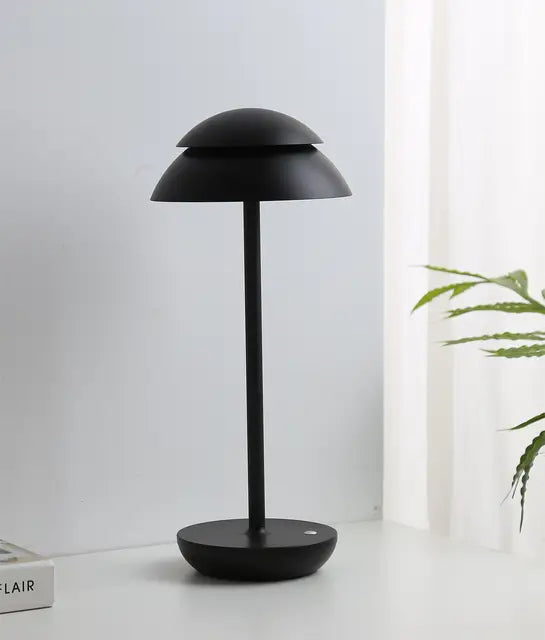 Uppladdningsbar bordslampa med kupolskärm